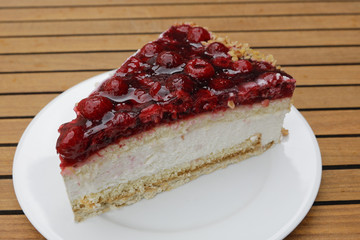 Sahnetorte mit frischen Himeeren