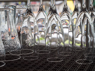 Verkehrt herum stehende Gläser an einer Bar