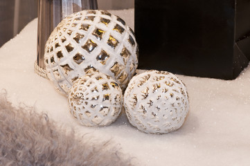 Kugeln in weiß und gold für Dekorationen