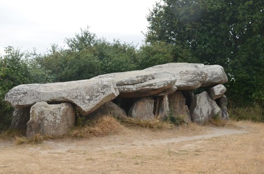 Obrázky Dolmens procházejte fotografie, vektory a videa 12,835