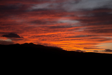 el sol se oculta tras la montaña