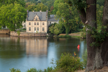 Obraz premium Haus an der Glienicker Lake bei Potsdam