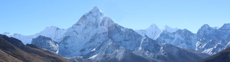 Tableaux ronds sur aluminium brossé Everest Amazing Shot Panoramic view of Nepalese Himalayas mountain peaks covered with white snow attract many climbers, some of them highly experienced mountaineers
