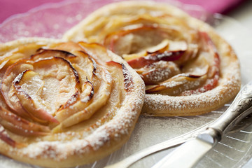 Obraz na płótnie Canvas Apple tartlets, puff pastry. Apple pie. Closeup. Homemade bakery.