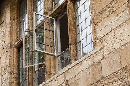 Offenes Fenster an altem Geb&auml;ude