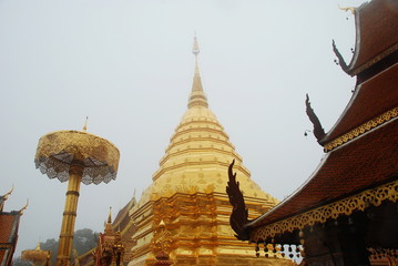 Naklejka premium Golden stupa of Doi Suthep buddhist temple in Chiang Mai, Thailand
