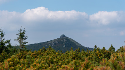 Widok na szczyt schronisko Szrenica w Polskich Górach  Karkonosze 