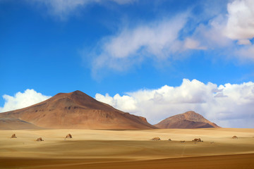 Fototapeta na wymiar Stunning Landscape of the Salvador Dali Desert in Eduardo Avaroa Andean Fauna National Reserve, Sur Lipez, Bolivia