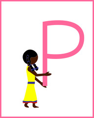 Kind trägt den Buchstaben P