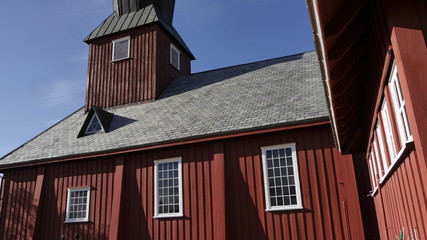 Rotgestrichene Holzkirche und Friedhof von Kautokeino, Finnmark 