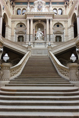 Treppe und Justitia im Justizpalast in Wien 