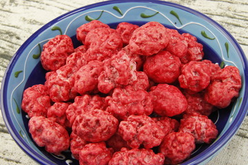 Pralines rose dans un bol	