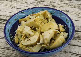 Artichauts en tapas dans un bol