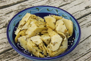 Artichauts en tapas dans un bol