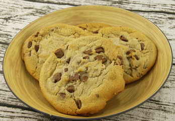 Cookies aux pépites de chocolat dans un bol en bambou