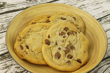 Cookies aux pépites de chocolat dans un bol en bambou
