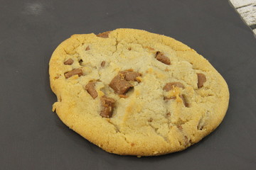 Cookie aux pépites de chocolat sur une ardoise