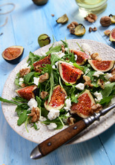 Salad with rucola, figs, feta cheese and walnuts