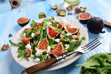 Salad with rucola, figs, feta cheese and walnuts