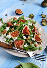 Salad with rucola, figs, feta cheese and walnuts