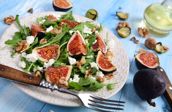 Salad with rucola, figs, feta cheese and walnuts