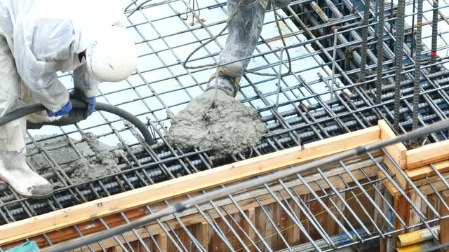 鉄筋コンクリート　工事　生コン流し込み
