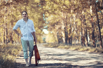 Obraz premium Autumn rainy weather and a young man with an umbrella