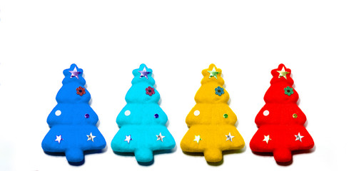 Naklejka premium 赤と黄色と青と水色のクリスマスツリーを白背景の上に並べて置く 