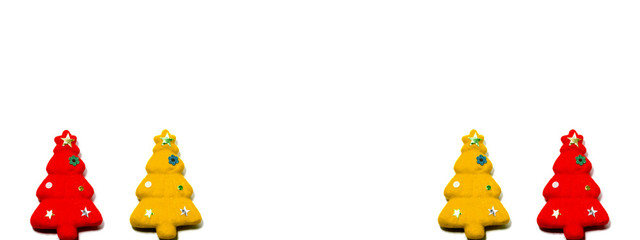 赤と黄色のクリスマスツリーを白背景の上に並べて置く