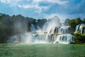Bangioc - Detian waterfall is locate at border of China and Vietnam, It's famous water fall of both country. There are boat service tourist for see nearby the waterfall.