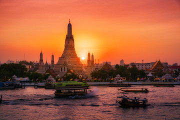 Fototapeta premium Sunset at Arun Temple or Wat Arun, locate at along the Chao Phraya river with a colorful sky in Bangkok, Thailand