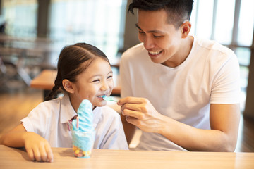 Obraz na płótnie Canvas Little girl with father eating ice cream