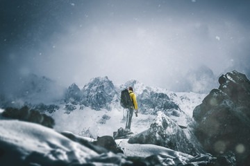 Wanderer in verschneiter Berglandschaft
