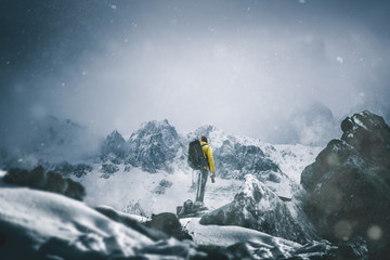 Wanderer in verschneiter Berglandschaft