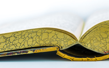 Nahaufnahme von einem sehr alten Buch