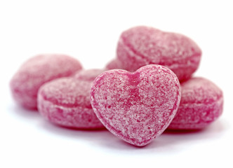 Rote herzförmige Bonbons vor weißem Hintergrund