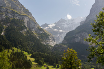 Montagne, vall&eacute;e et glacier sous le soleil