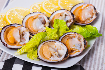 Raw bivalve mollusks with lemon