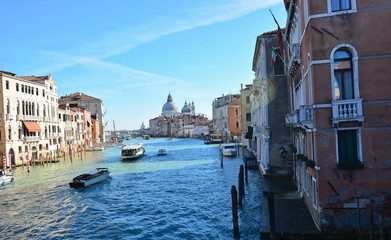 la splendida Venezia nel quartiere dell'Accademia sul Canal Grande con sullo sfondo la cattedrale di Santa Maria della Salute