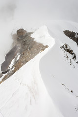 Arête de neige et glace en montagne