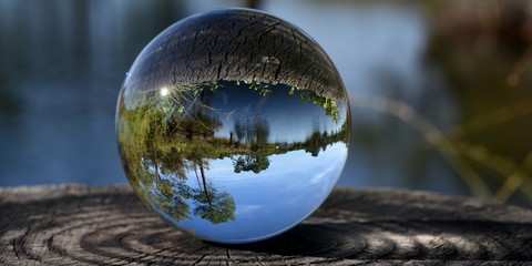 reflet de lac dans une boule de cristal