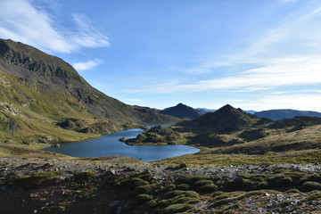 Fototapeta na wymiar Lac en montagne / Pyrénées