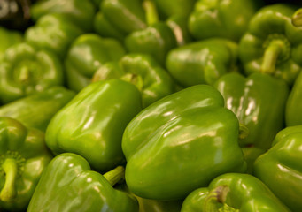 Plakat FRESH GREEN PEPPERS ON SUPERMARKET SHELF IN CLOSE UP