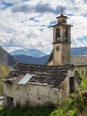 Alte italienische Dorfkirche mit Blick auf die Berge, Italien