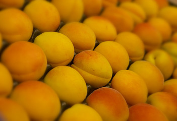CLOSE UP OF FRESH PEACHES ON SUPERMARKET SHELF
