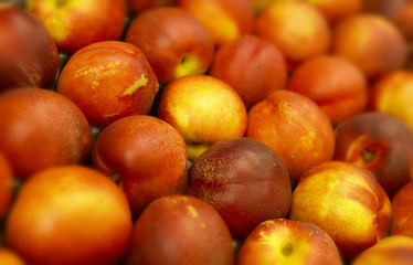 CLOSE UP OF FRESH RED APPLES ON SUPERMARKET SHELF DISPLAY