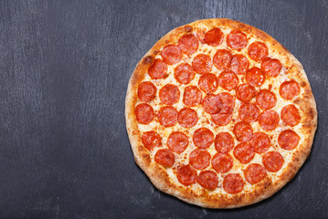 Pizza pepperoni, vue de dessus