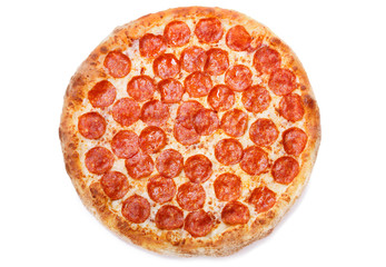 Pizzapepperoni die op witte achtergrond wordt geïsoleerd