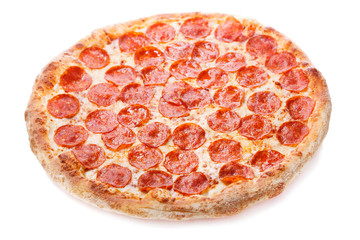 Pizza pepperoni isolé sur fond blanc