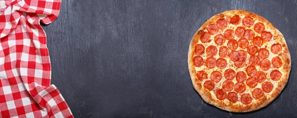 Photo sur Plexiglas Pizzeria Pizza pepperoni, vue de dessus